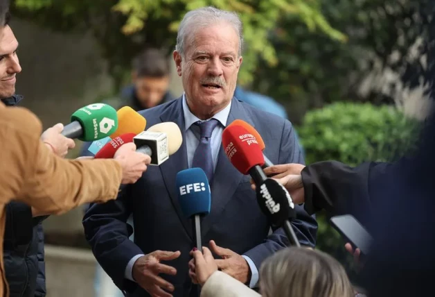 Manuel Campo Vidal en la capilla ardiente de Mayra Gómez Kemp