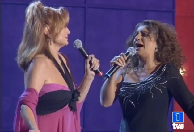 Rocío Jurado y Lolita cantan juntas 'Dejandonos la piel' en el especial Navidad 'Rocío siempre' de 2005 (RTVE)