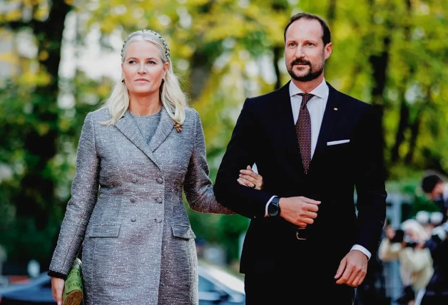 Mette-Marit y Haakon paseando juntos en una foto de archivo.