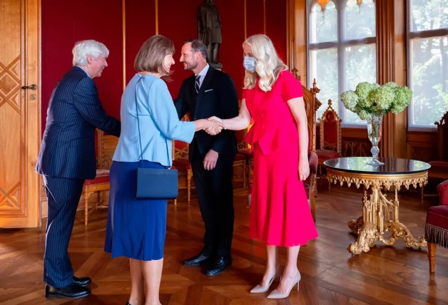 Durante una recepción en palacio, Mette-Marit con la prescriptiva mascarilla puesta.