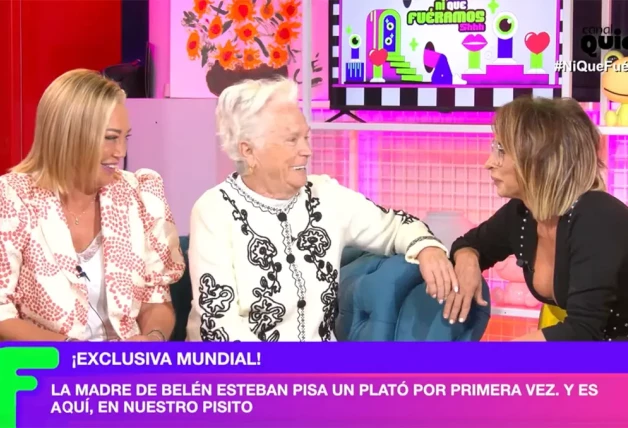 Carmen Menéndez, madre de Belén Esteban hablando con María Patiño en 'Ni que fuéramos'.