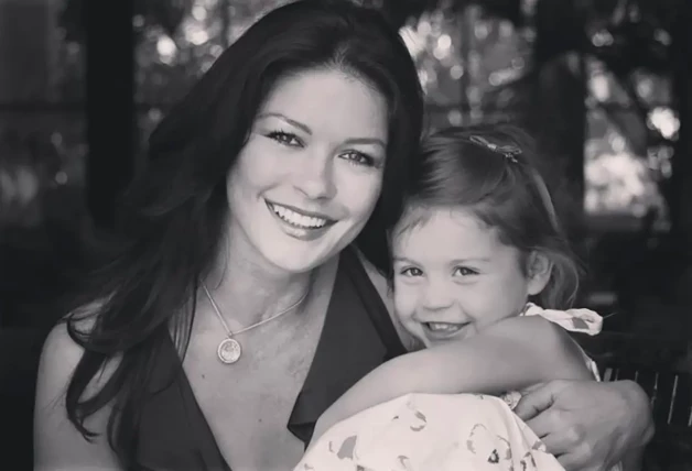 Catherine Zeta-Jones con su hija Carys.