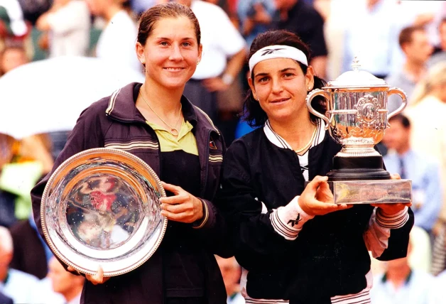 Mónica junto a Arantxa Sánchez-Vicario tras la final de Roland Garros de 1998.