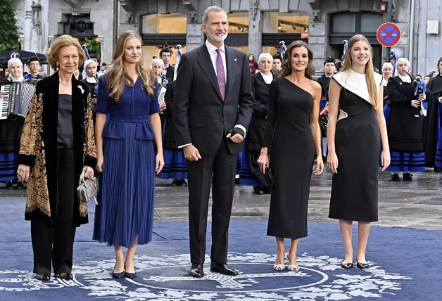 Sigue acompañando a Felipe, Letizia y sus hijas en sus vacaciones y en algunos actos oficiales.