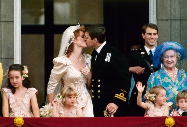 El beso en el balcón de Buckingham, el día de su boda con Andrés, no gustó a la Familia Real británica.