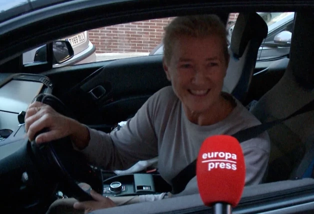 Ana Duato en coche respondiendo a los periodistas