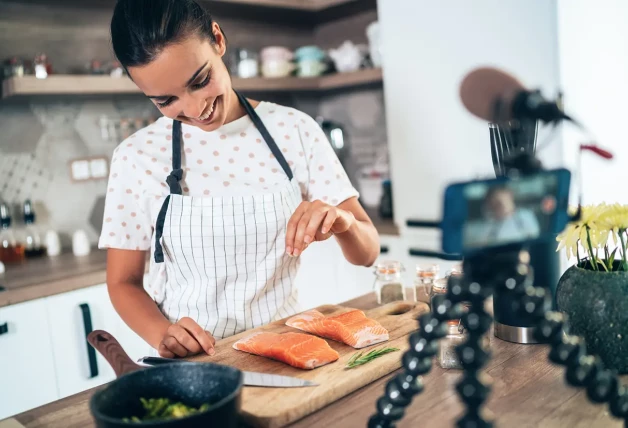 Cocina pescado azul, como el salmón.