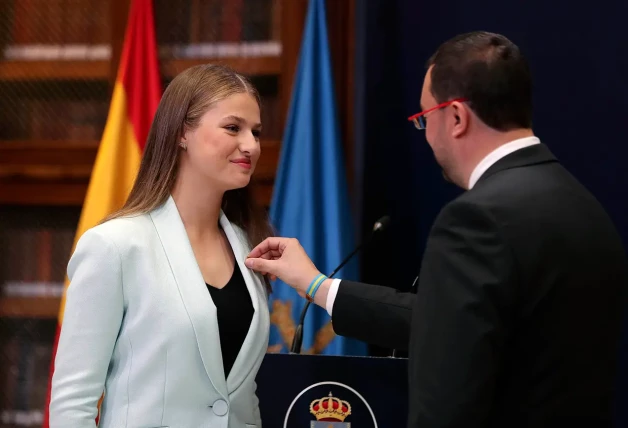 La princesa Leonor recibe la Medalla de Asturias de manos del presidente del Principado, Adrián Barbón.