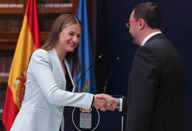 La princea Leonor saludando al presidente de Asturias.