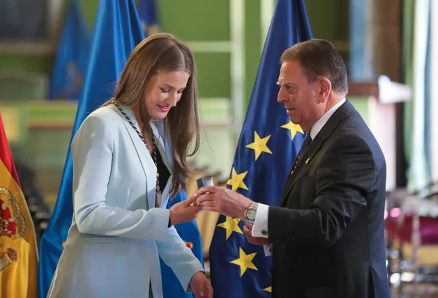 La princesa Leonor con el alcalde de Oviedo.