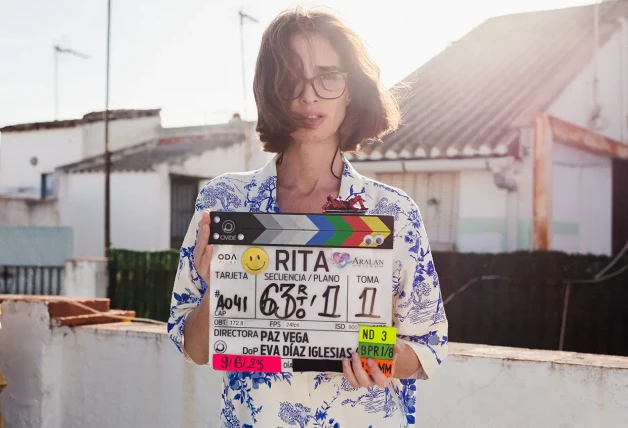 Paz Vega sosteniendo una claqueta de la producción de 'Rita'.