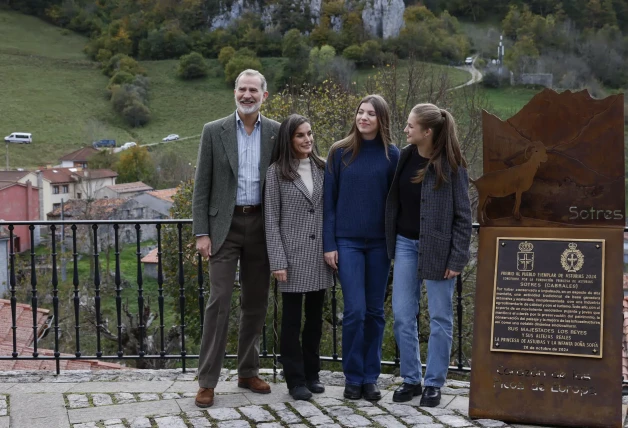 Leonor y Sofía con sus padres