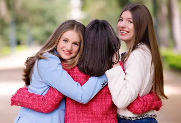 Letizia abraza a sus dos hijas Leonor y Sofía.