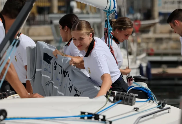 Leonor apriendiendo a navegar en la armada.