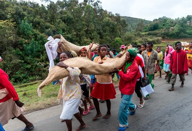 En Madagascar pasean a sus muertos envueltos en sábanas cada siete años.