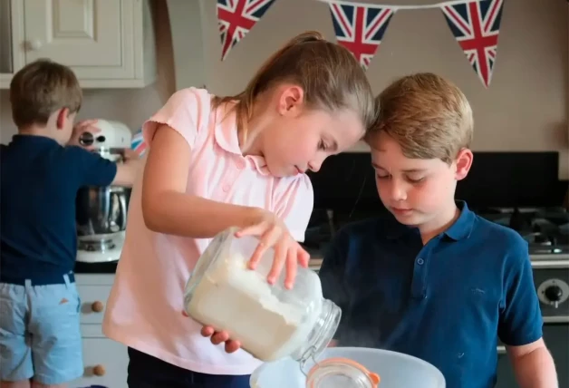 El príncipe George con su hermana en la cocina.