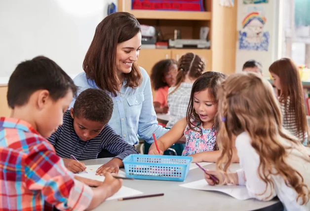 Profesora con niños