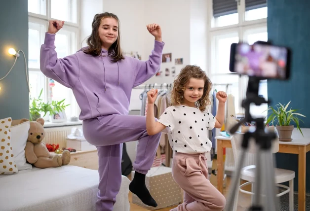 Niñas bailando para su canal de TikTok.