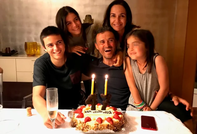 Toda la familia está volcada en la fundación, desde Luis Enrique y su esposa, Elena Cullell, a sus otros dos hijos, Pacho, de 25 años, y Sira, de 24.