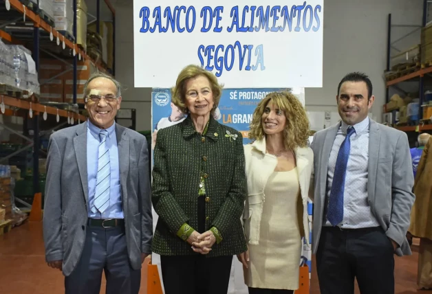 La reina Sofía visitando el Banco de Alimentos de Segovia.