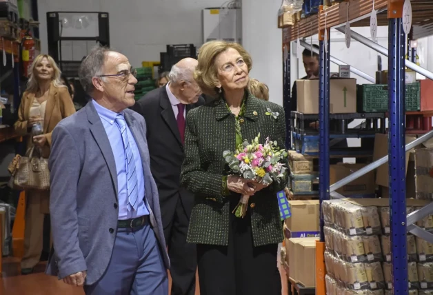 La reina Sofía visitando el Banco de Alimentos de Segovia.