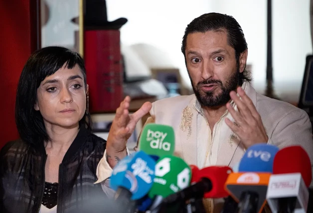 Rafael Amargo declarando en rueda de prensa ante los micrófonos de los periodistas.