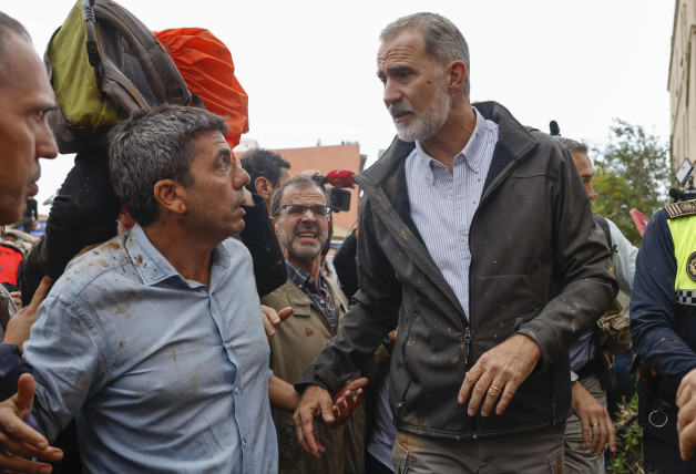 El rey Felipe junto al president de la Generalitat, Carlos Mazón, durante su visita a Paiporta.