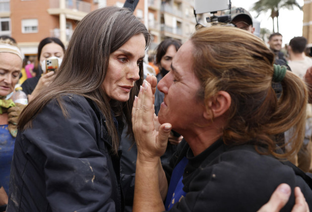 La reina Letizia consuela a una víctima de las inundaciones, durante su visita a Paiporta.