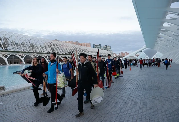 Más de 50.000 voluntarios se han trasladado a Valencia para ser dirigidos a las zonas afectadas.