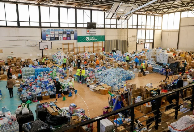 Un polideportivo convertido en centro de donación de alimentos y ropa.