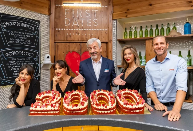 Carlos Sobera, en la foto con sus compañeros, celebraron 2000 años de 'First Dates'.