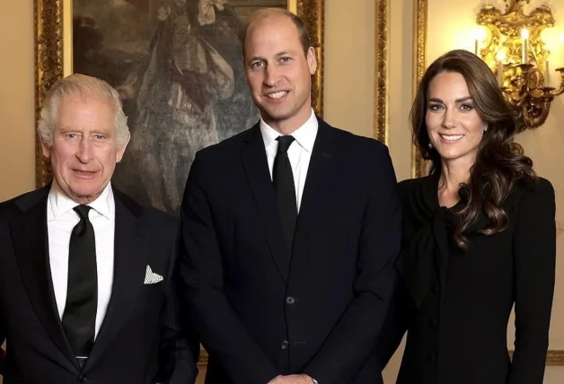 El príncipe Guillermo junto a su padre, Carlos III, y su mujer, Kate Middleton.