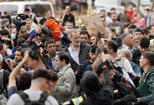 Felipe rodeado de ciudadanos indignados en Paiporta.