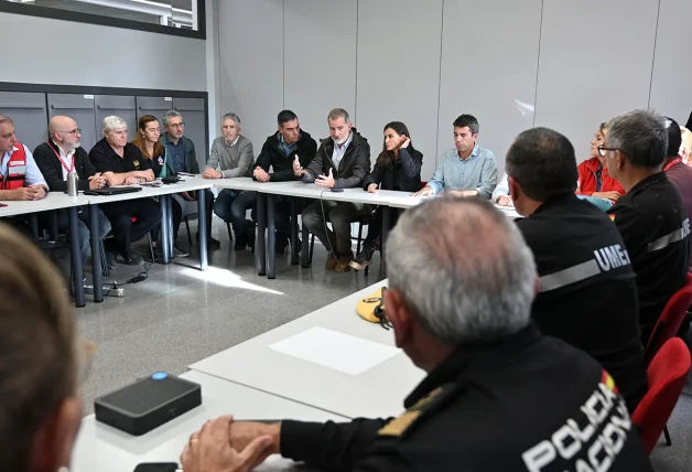 Los reyes Felipe y Letizia reunidos con el presidente de la Generalitat Valenciana, Carlos Manzón, el presidente del Gobierno Pedro Sánchez, en el Centro de Emergencias de Valencia.