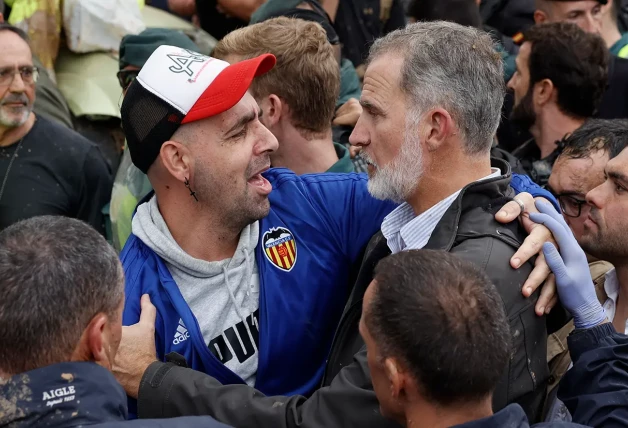 El rey Felipe hablando con un ciudadano de Valencia.