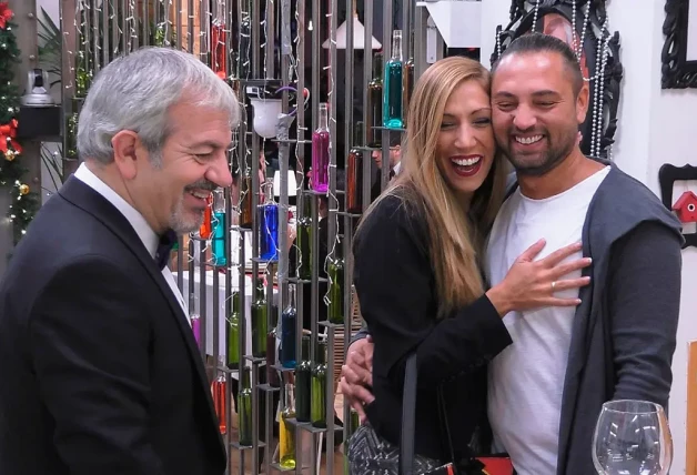 El presentador Carlos Sobera junto a dos participantes en una edición de First Dates de hace años.