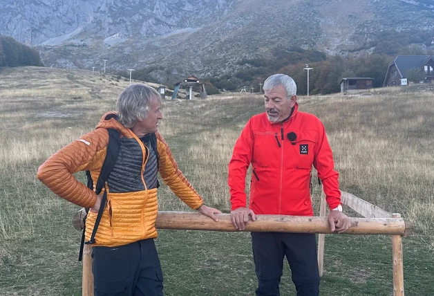 Carlos Sobera en el monte junto a Jesús Calleja en el programa Planeta Calleja