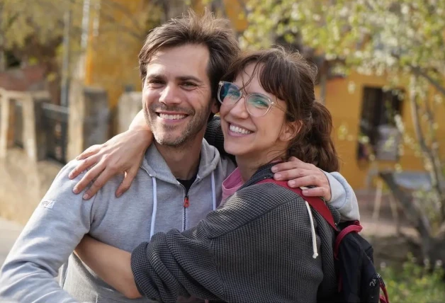 Aina con su hermano Marc Clotet.