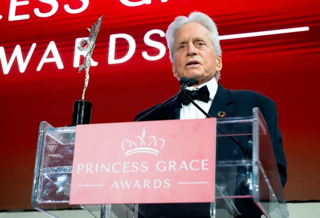 Michael Douglas dando un discurso.