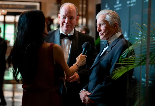 Alberto de Mónaco y Michael Douglas entrevistados.