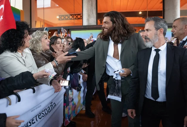 La estrella de las telenovelas turcas, Can Yaman, tan populares en España, recibió una entusiasta acogida en Cádiz.