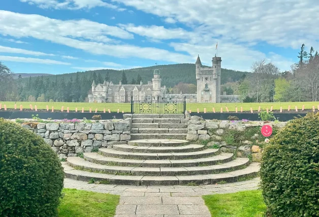 El castillo de Balmoral está rodeado por un gran jardín.