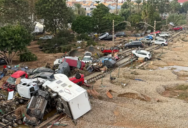 INCOMUNICADOS. Las vías del tren también sufrieron los efectos del desastre natural, por lo que quedó interrumpida la circulación.