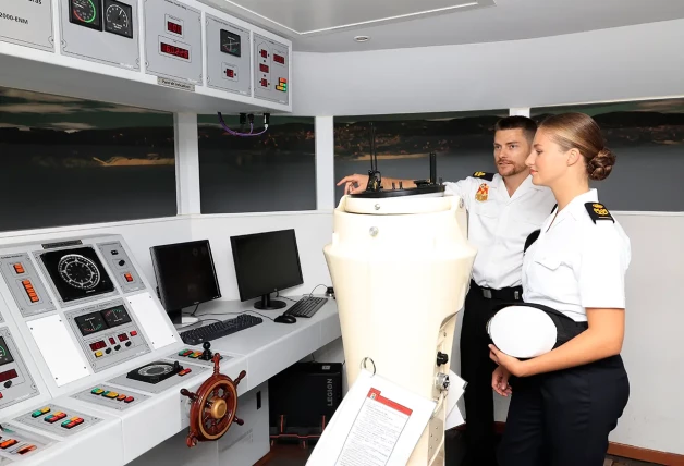 Leonor en el puente desde donde el capitán dirige el barco.