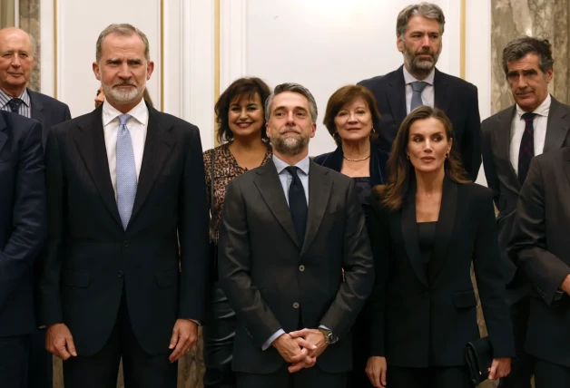 El rey Felipe y la reina Letizia, junto a otras autoridades, durante el acto de entrega del Premio de Periodismo 'Francisco Cerecedo' en su XLI edición