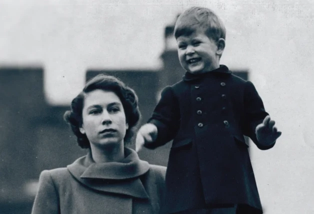 Isabel II y Carlos de Inglaterra.