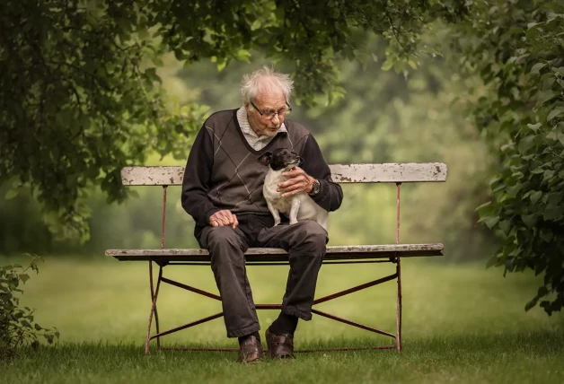 El segundo premio de la sección Perros y Gente nos muestra la tiernísima imagen de Rune, de 90 años, y su fiel Hajen. Envejeciendo juntos.