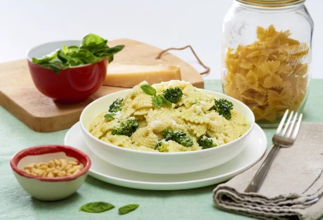 Pasta de garbanzos con pesto de espinacas