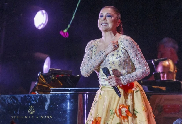 Isabel Pantoja en un concierto en Zaragoza por su 50º aniversario