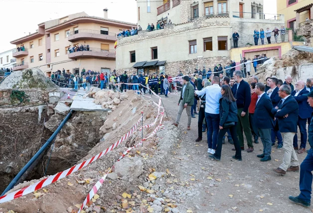 La reina Letizia y el rey Felipe VI observan en Letur, Albacete, los destrozos de las lluvias